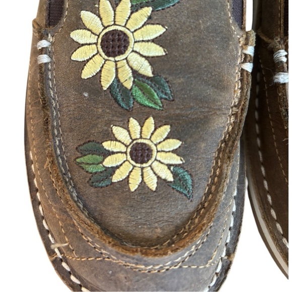 Rank 45 Sunflower Embroidered Tan Nubuck
Leather Moc Toe Slip-on Loafers Sz 6.5 - Picture 6 of 9